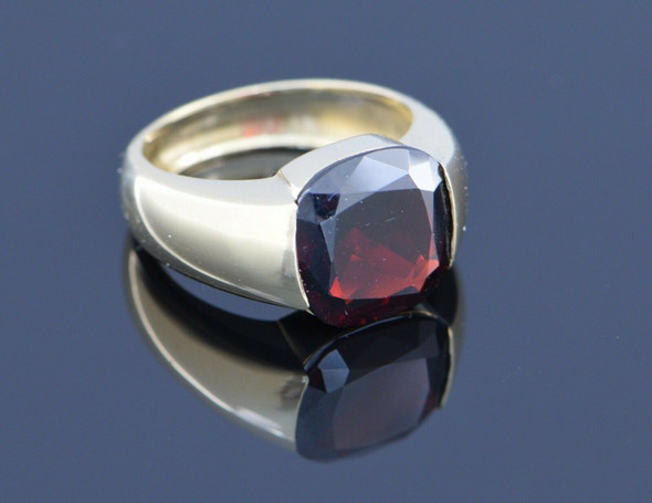 18K Yellow Gold Sleek Unisex Garnet Ring Circa 1990, Size 8