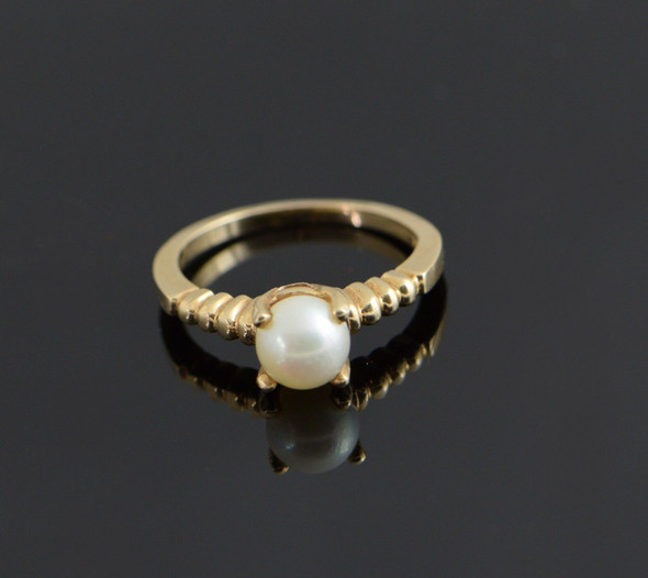 14K Yellow Gold Pearl Ring with Decorated Top Shank Circa 1980, Size 6