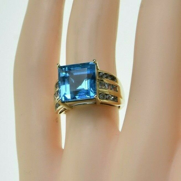 10K Yellow Gold Blue Topaz Ring with Pale Side Stones Size 6.25 Circa 1980