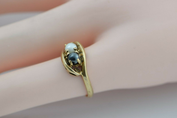 10K Yellow Gold Black and White Pearl Ring Size 5.5 Circa 1960