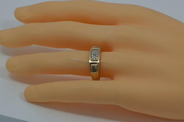 10K Yellow Gold Diamond Illusion Ring One Small Diamond in Center Size 10.75