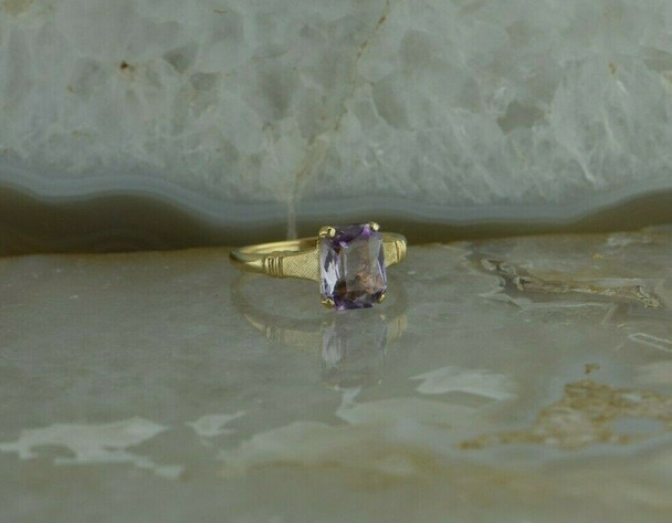 10K Yellow Gold Rectangular Amethyst Ring size 6.25