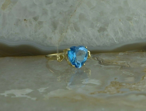 10K Yellow Gold Blue Stone Ring Heart Shaped Gold Side Mounts Size 7