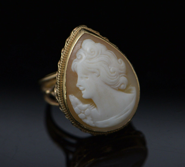 14K Yellow Gold Pear Shaped Shell Cameo Ring Circa 1950, Size 7