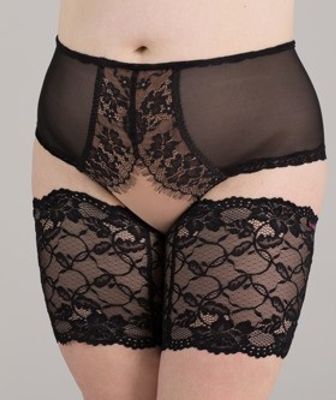 Lace Garters to Combat Thigh Rubbing, Levana Bratique