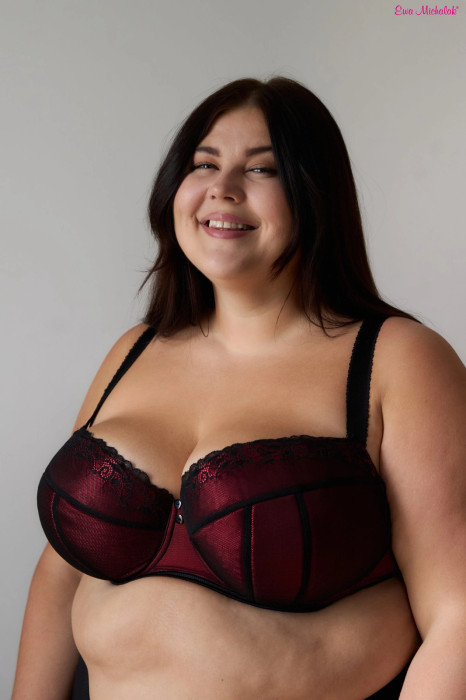 Ewa Michalak PL Basia, PLB - front view in Red.