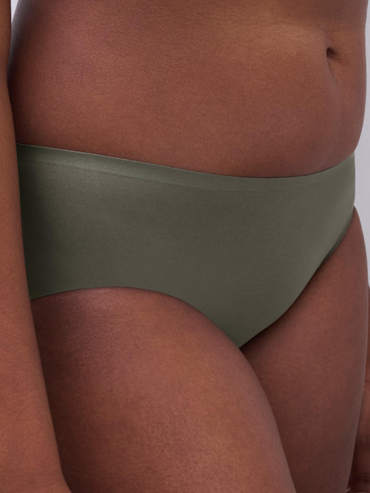 Chantelle Soft Stretch Hipster Panty, 2644 - close-up in Vert Argile.