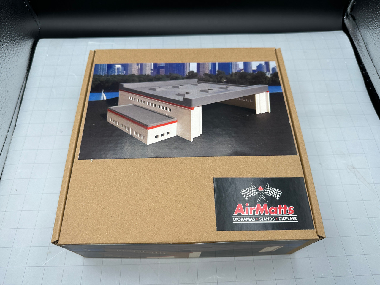 AirMatts 1:400 Scale Hangar (Red Skylight Roof)