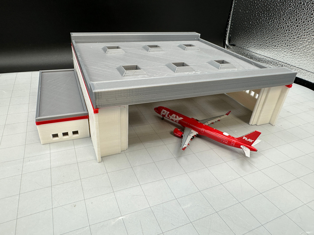 AirMatts 1:400 Scale Hangar (Red Skylight Roof)