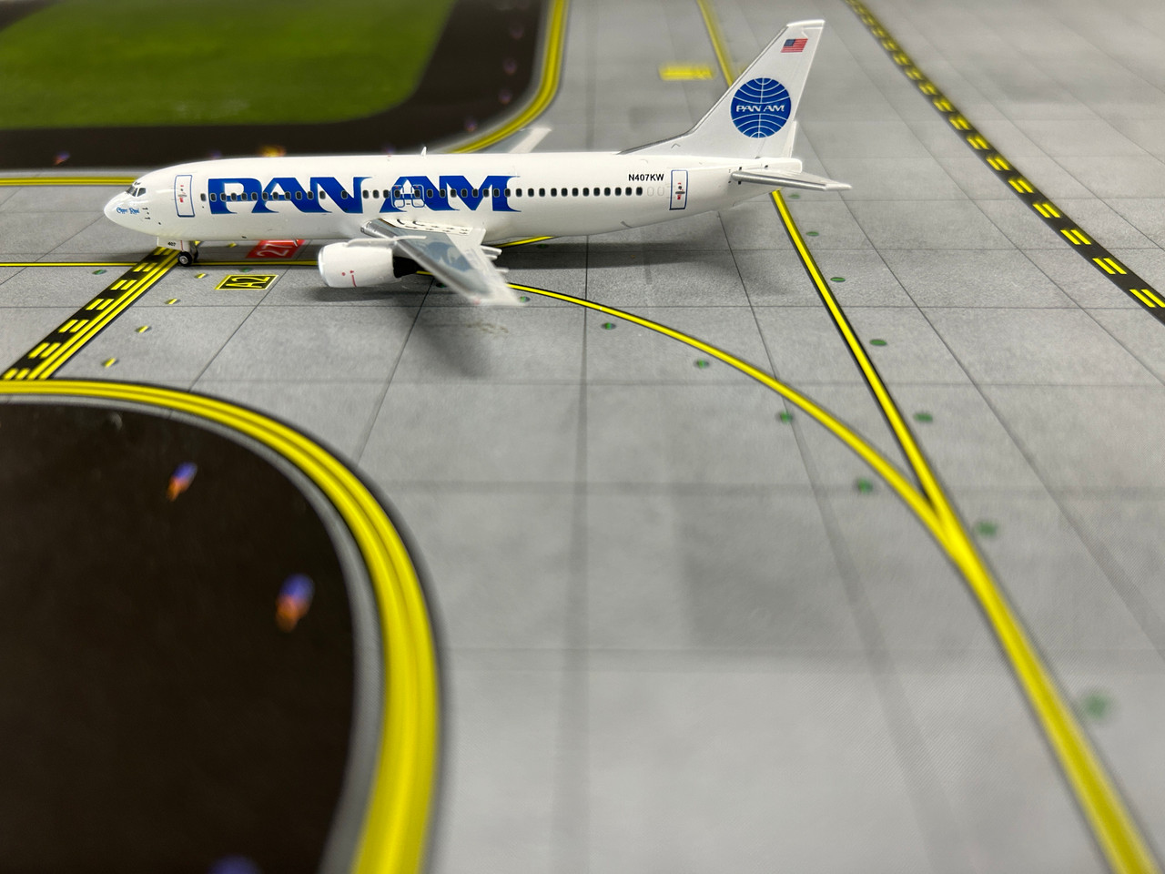 Panda Models 1:400 Pan Am 737-400