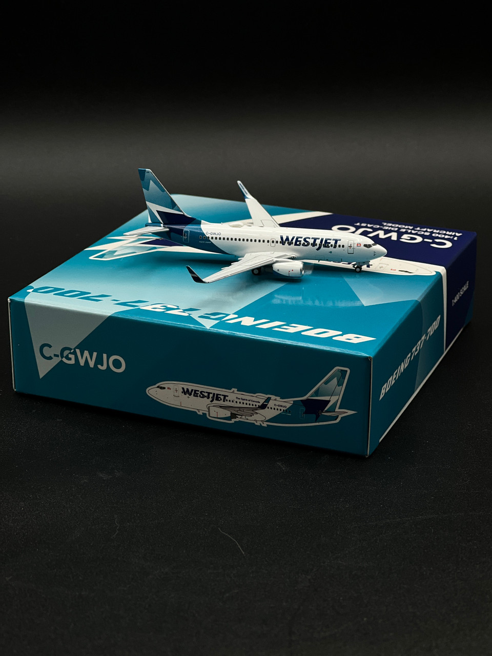 Panda Models 1:400 WestJet 737-700 (C-GWJO)