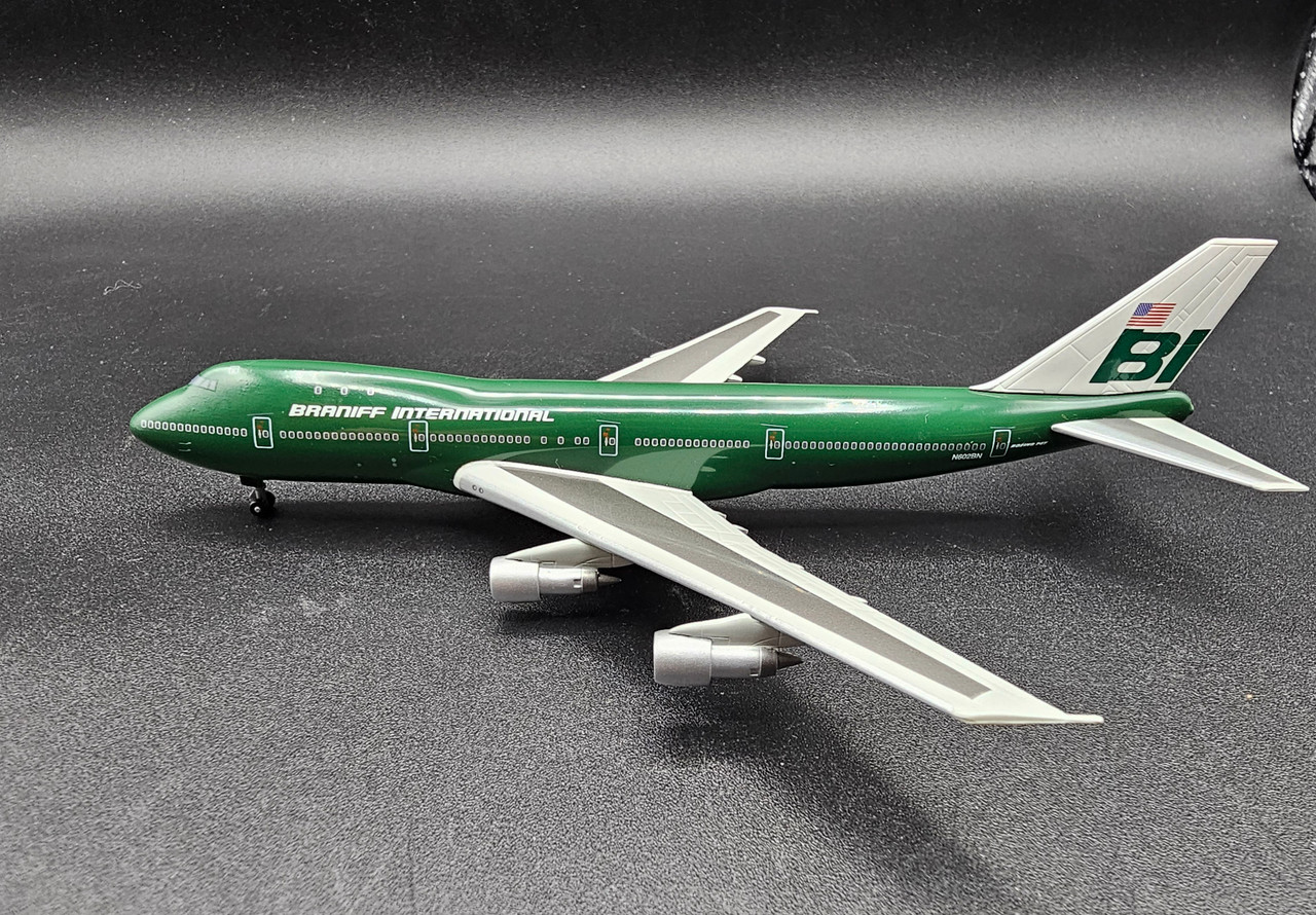 Dragon Wings 1:400 Braniff International Green 747-100