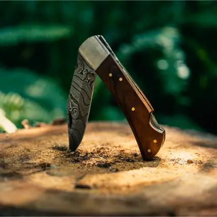 Vintage Gentlemen - Damascus Walnut Pocket Knife