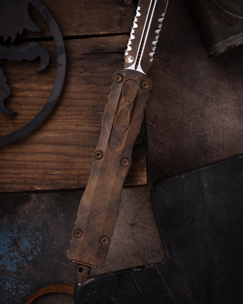 MCT2252PLOBS Automatic opening. 4.38" (11.13cm) closed. 3" (7.62cm) partially serrated premium steel dagger blade. Aluminum handle. Glass breaker. Lanyard hole. Pocket clip. Plague Outbreak blade and handle.