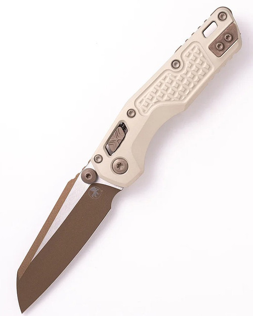 MCT210M1FRCGC19Z23 4.25" (10.8cm) closed. 3.25" (8.26cm) two-tone finish Bohler M390MK stainless sheepsfoot blade. Champagne frag pattern aluminum handle. Pocket clip. Lanyard hole. Thumb stud.