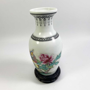CHINESE FAMILLE VASE Image: © Modern2Historic CHINESE FAMILLE VASE Image: © Modern2Historic