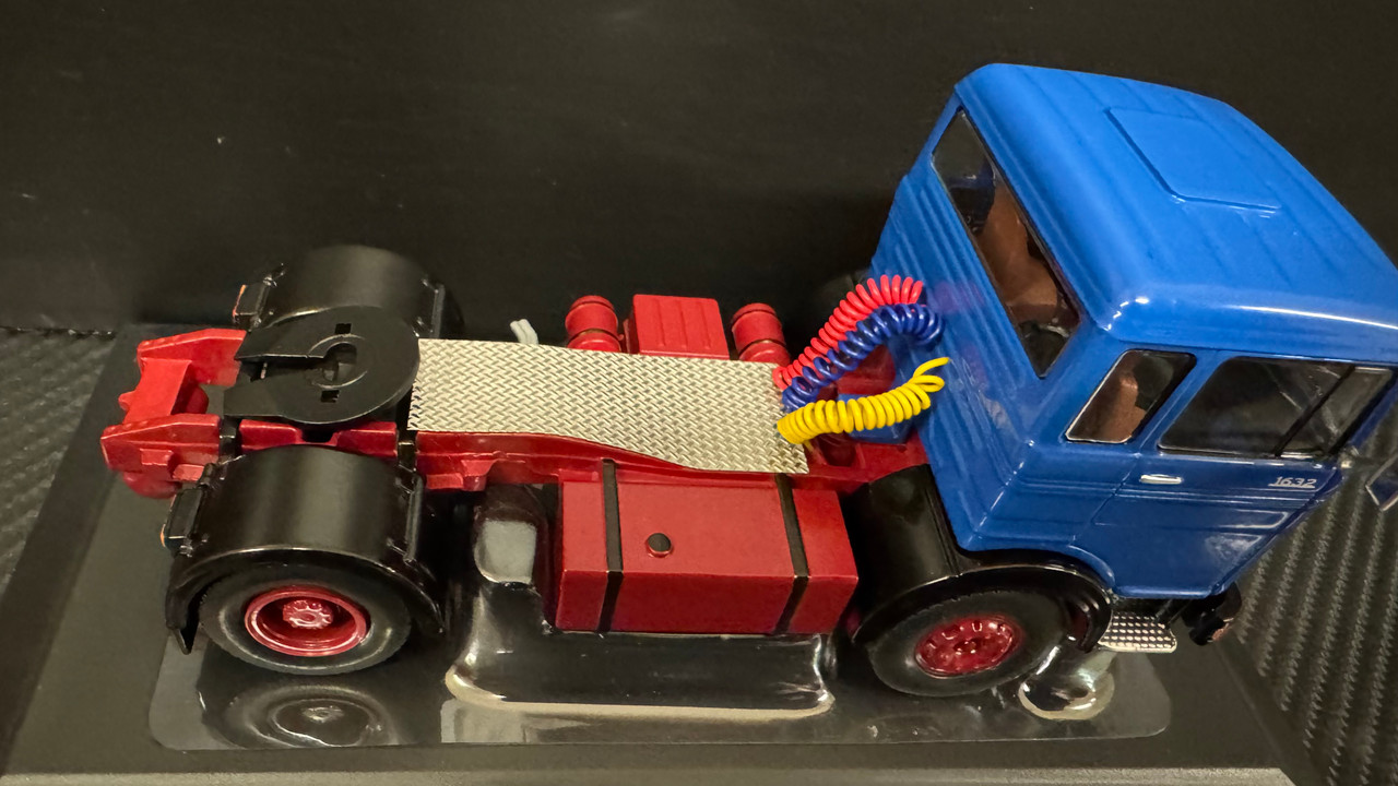 Ixo 1:43 LKW Mercedes-Benz LPS 1632 1970 avec vitrine (Neu und