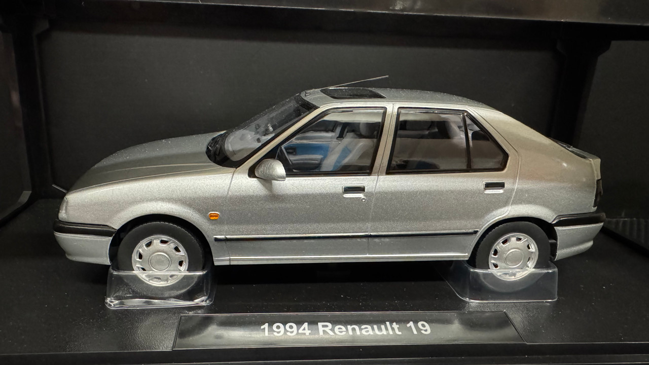 Modellauto Renault 19 1994 grün metallic 1:18 Triple9 bei , 69,50