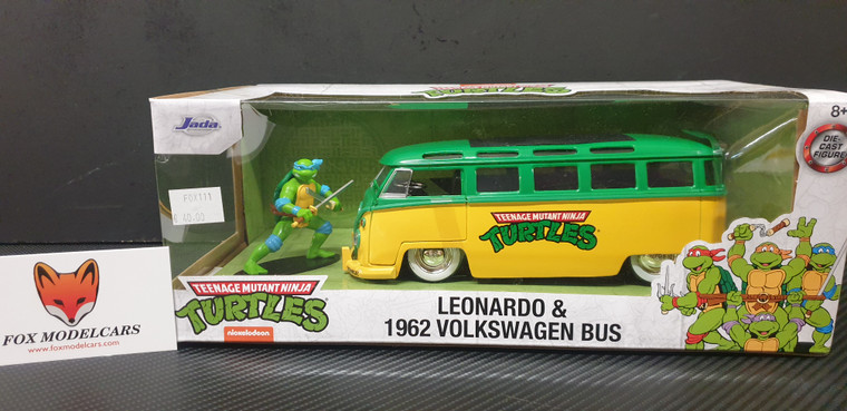 Teenage Mutant Ninja Turtles - Leonardo & 1962 Volkswagen Bus