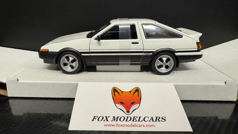 TOYOTA SPRINTER TRUENO AE86 WHITE  BLACK