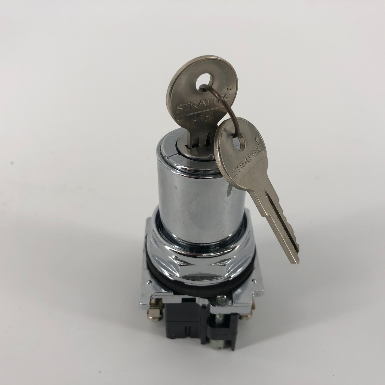 CUTLER HAMMER 10250T15812-1 KEY OPERATED SELECTOR SWITCH NEW QTY 2