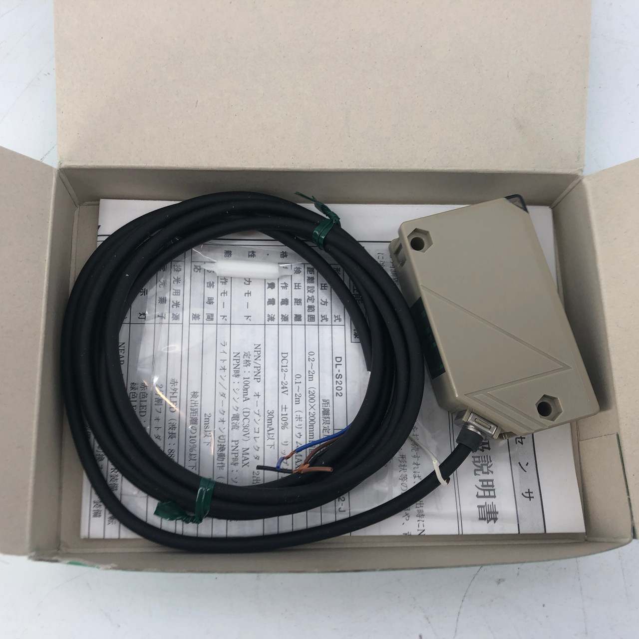TAKEX DL-S202 BACKGROUND SUPRESSION PHOTOELECTRIC EYE SWITCH - NEW