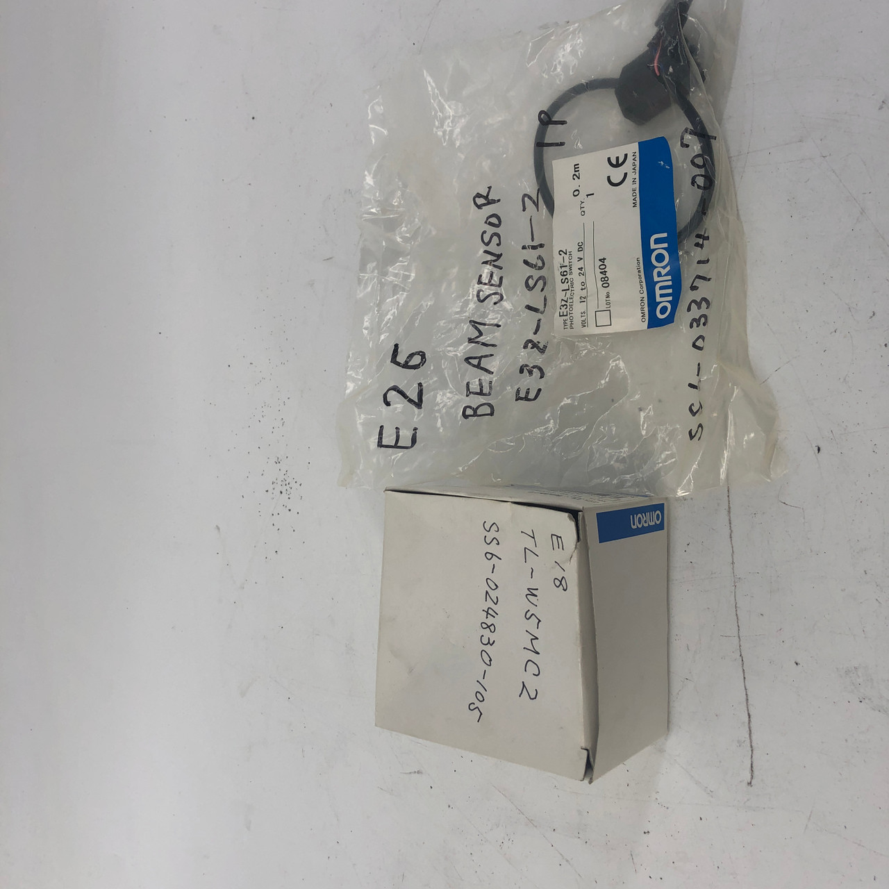 OMRON E3Z-LS61-2 AND TL-W5MC2 PHOTOELECTRIC SWITCHES - NEW