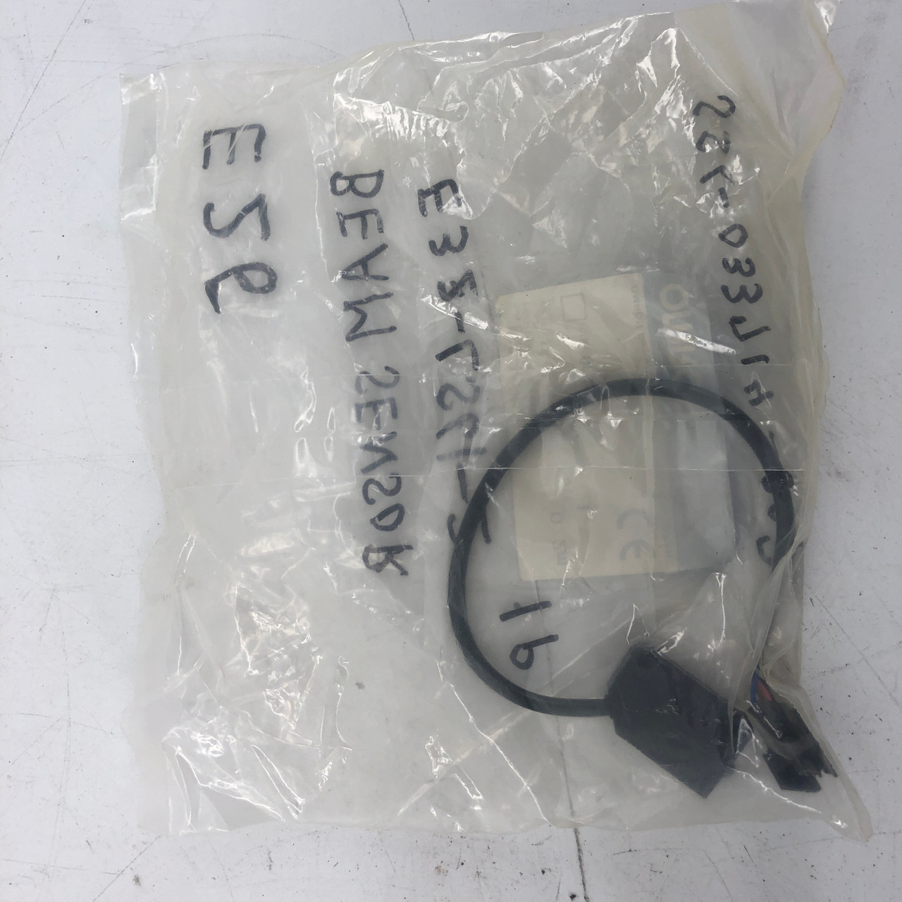 OMRON E3Z-LS61-2 AND TL-W5MC2 PHOTOELECTRIC SWITCHES - NEW