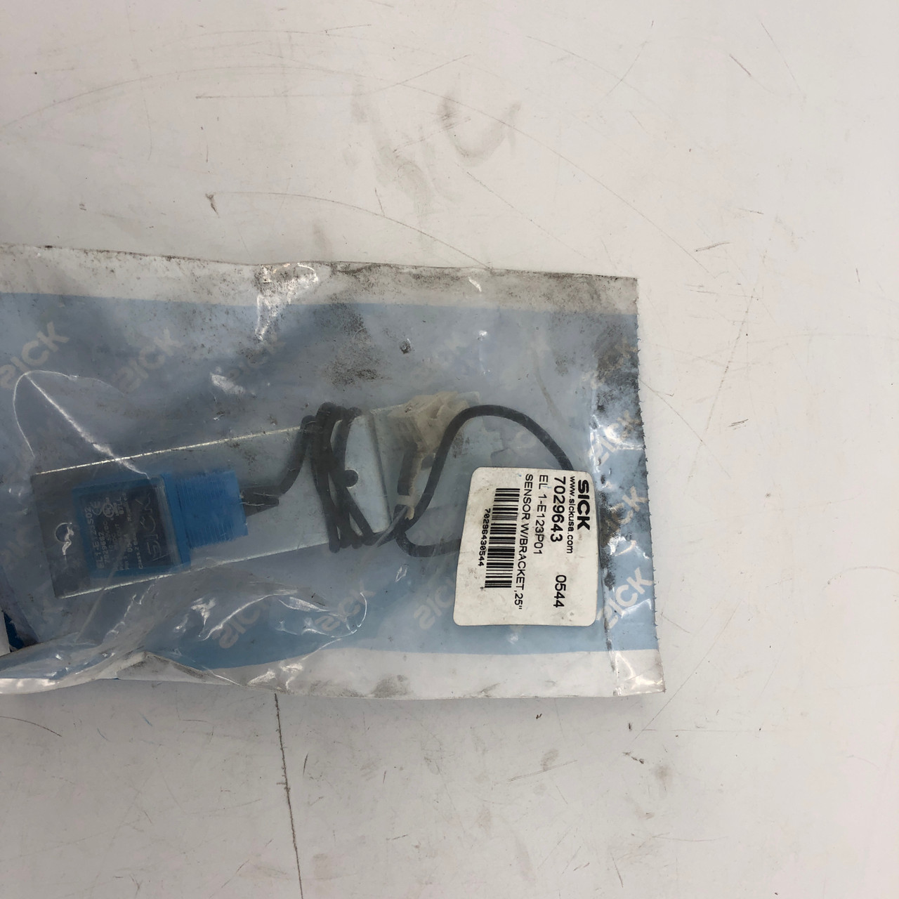 SICK EL-1-E123P01 PHOTOELECTRIC SENSOR W/BRACKET 7029643  - NEW