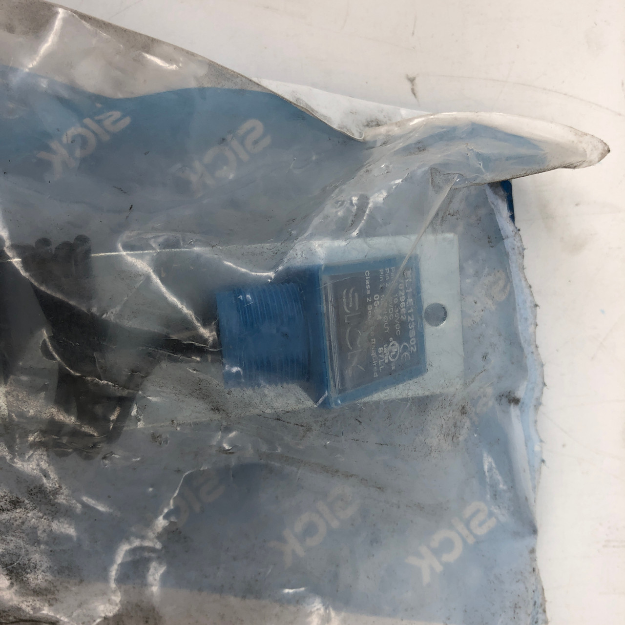 SICK EL1-E123P01 Photoelectric Sensor With Bracket NEW