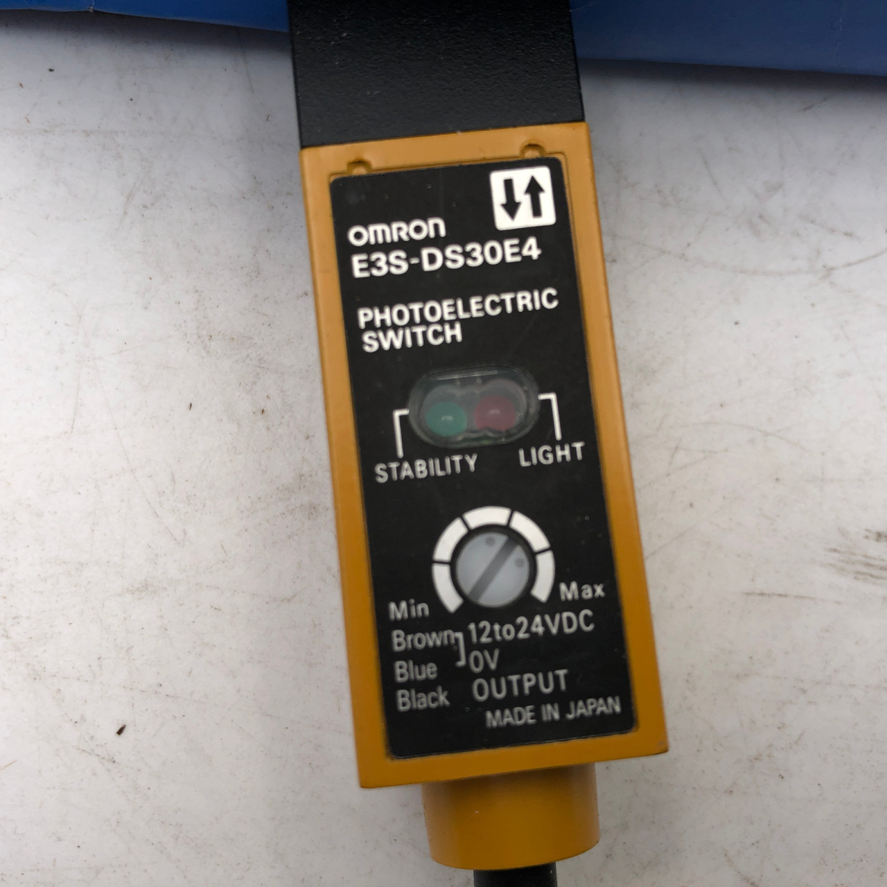 OMRON E3S-DS30E4 12/25VDC PHOTOELECTRIC SENSOR PRE-WIRED - NEW