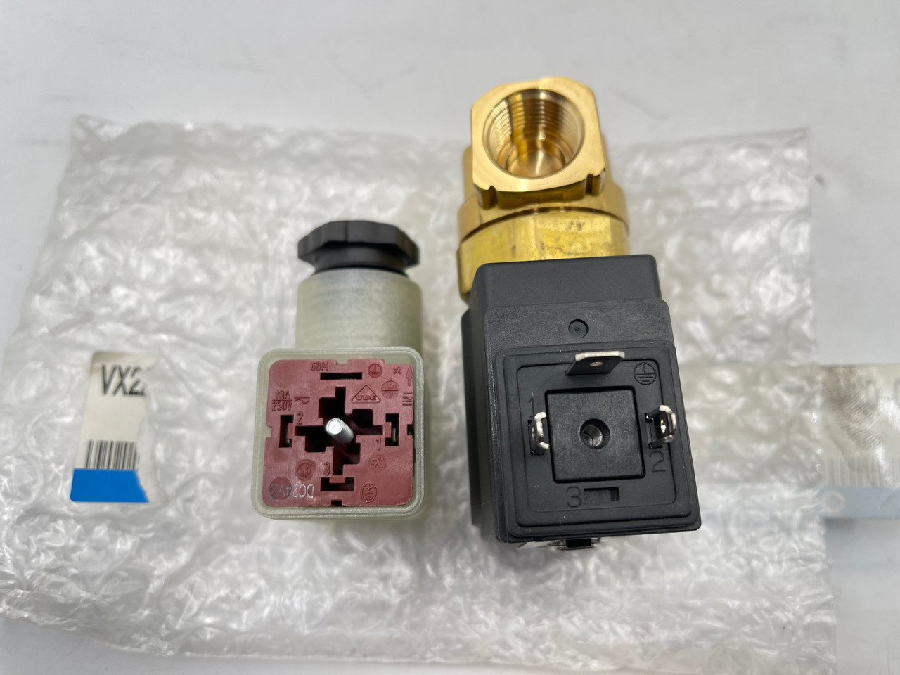 SMC VX2220-03N-5DZ1 VALVE ASSEMBLY  - NEW