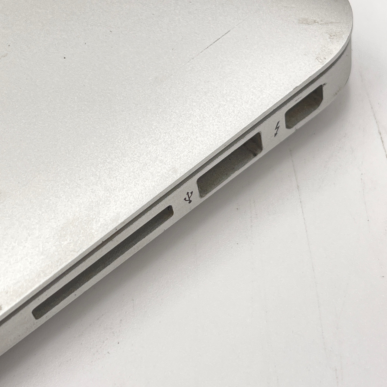 Apple MacBook Air 13" 2015 - Core i5 5th Gen, 8 GB RAM, 256 GB SSD, 370 Cycles