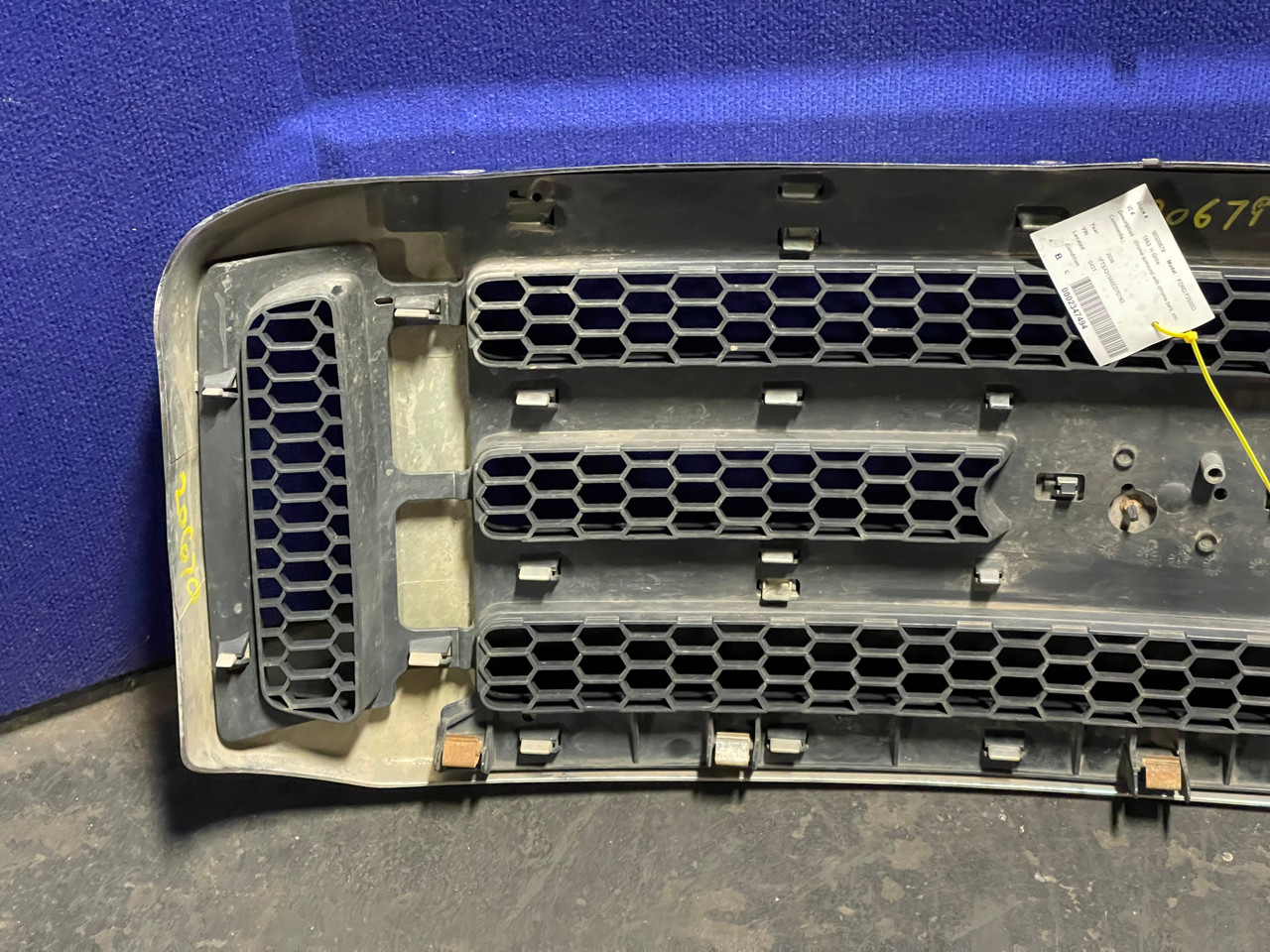 AFTERMARKET 1863 H GRILLE REPLACEMENT FOR A FORD F250SD - READ