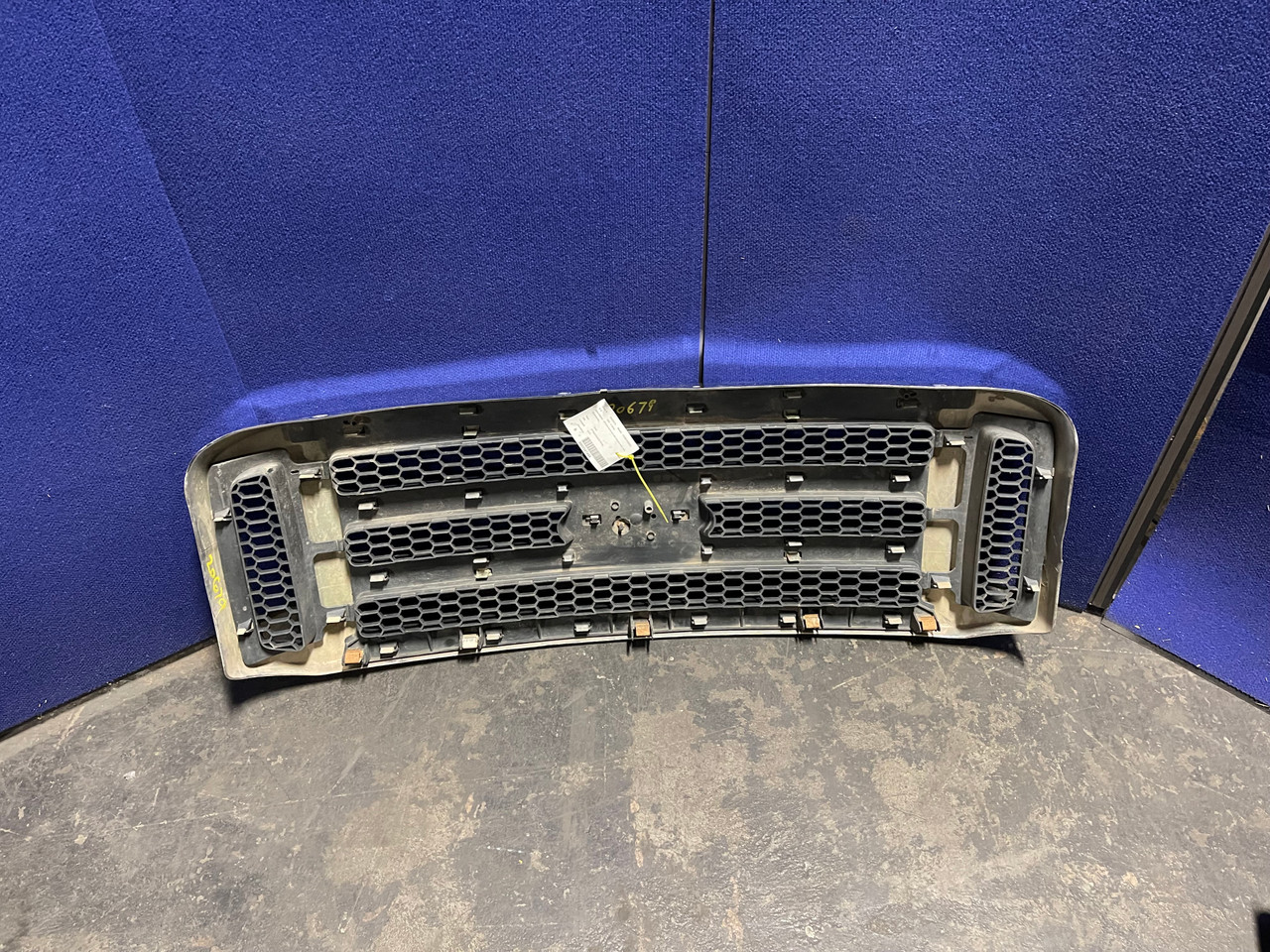 AFTERMARKET 1863 H GRILLE REPLACEMENT FOR A FORD F250SD - READ