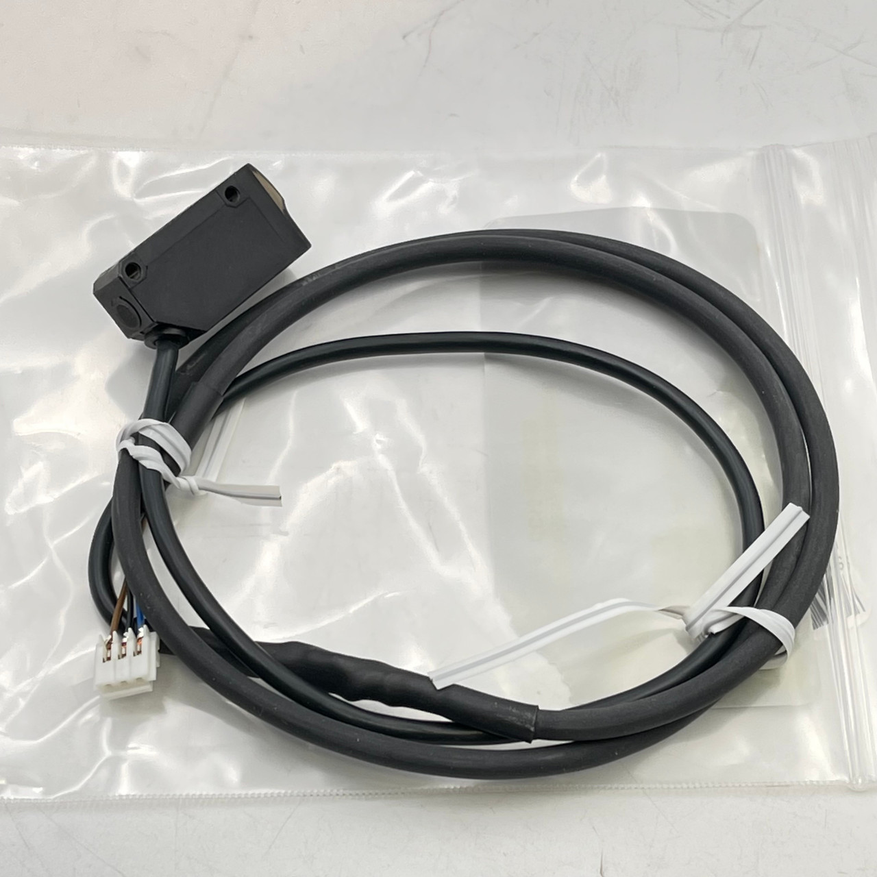 OMRON E3V3-D62 REFLECTIVE PHOTOELECTRIC SENSOR IP67  - NEW