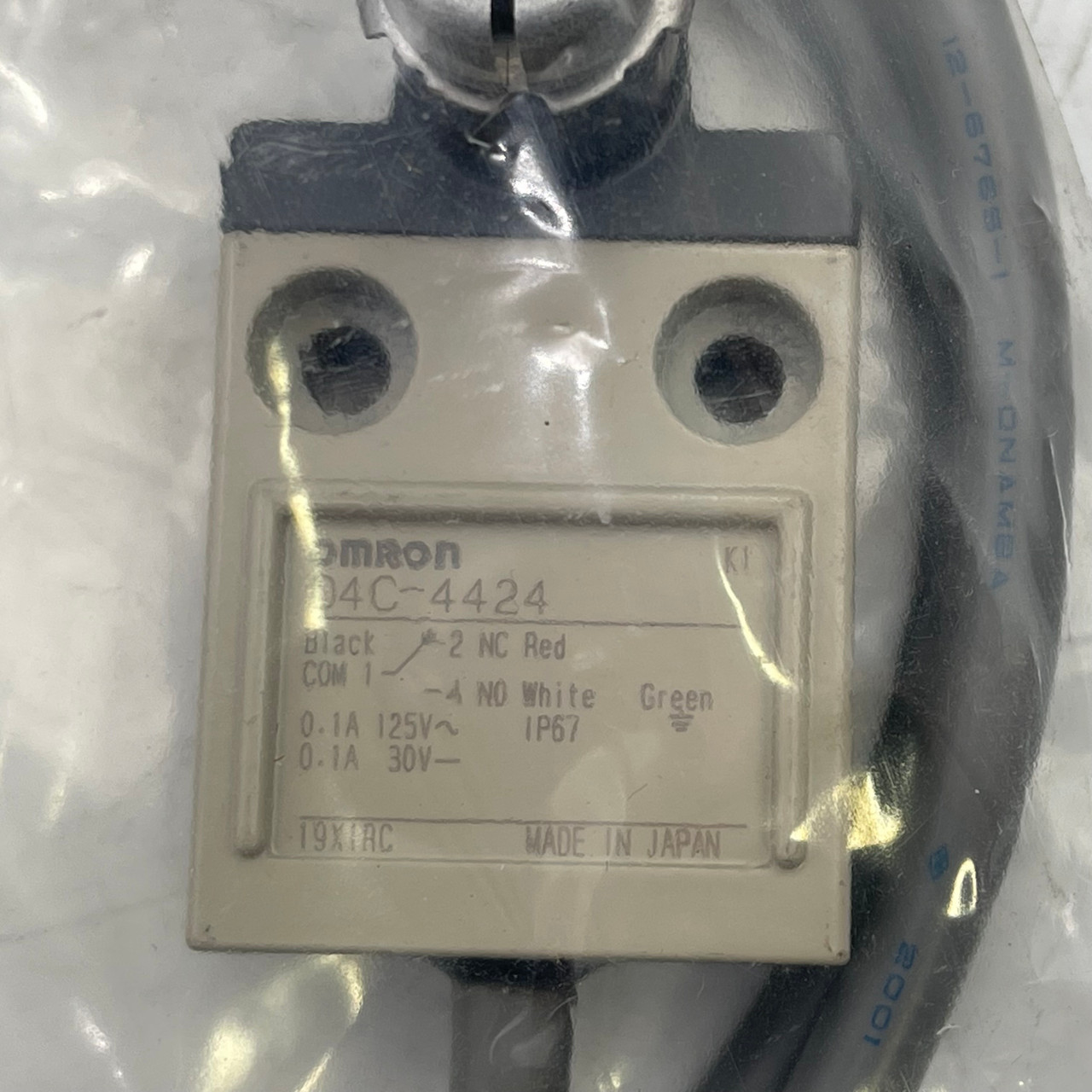 OMRON D4C-4424 2 NC RED 4NO WHITE IP67 LIMIT SWITCH - NEW