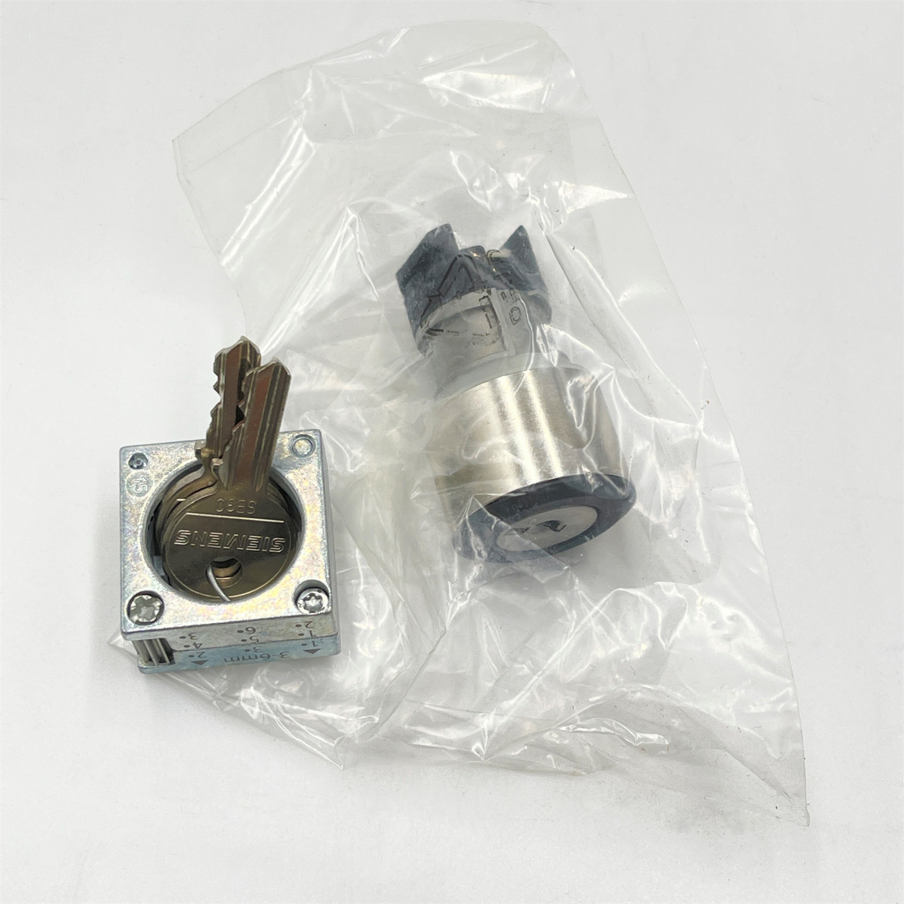 SIEMENS 3SB3500-4AD01 2 POS KEYED METAL ROUND OPERATOR SWITCH - NEW