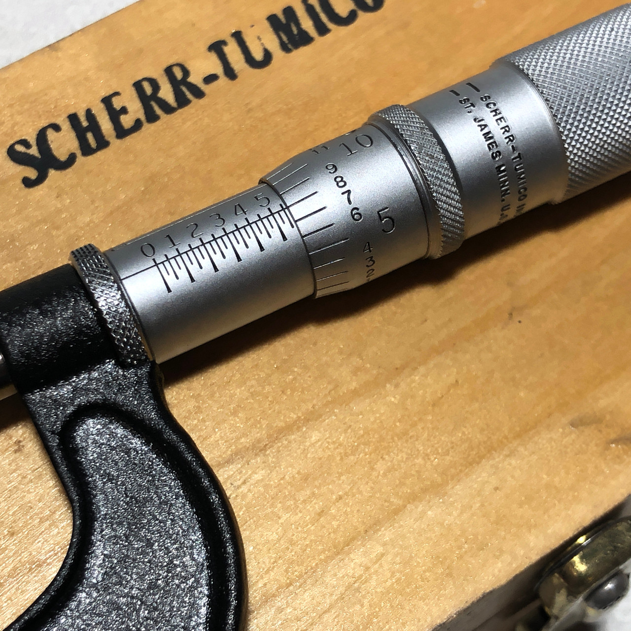 SCHERR TUMICO 0-1" SOLID FRAME RATCHETING OUTSIDE MICROMETER 0.001"