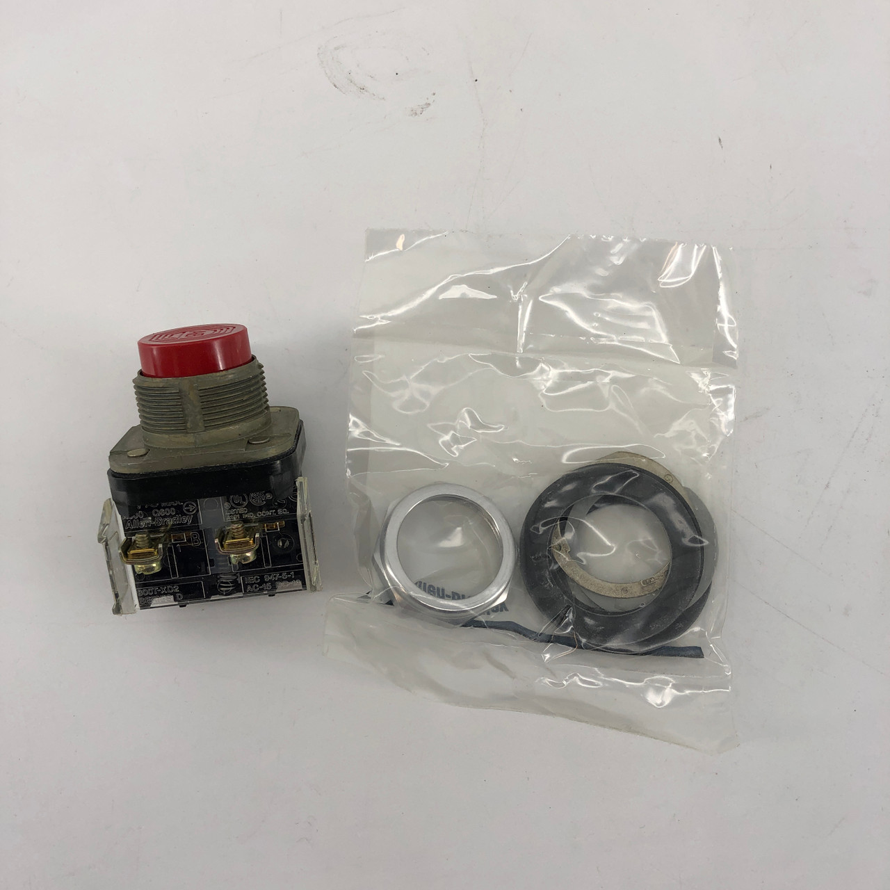 ALLEN BRADLEY 800T-B6D2 RED PUSH BUTTON - NEW