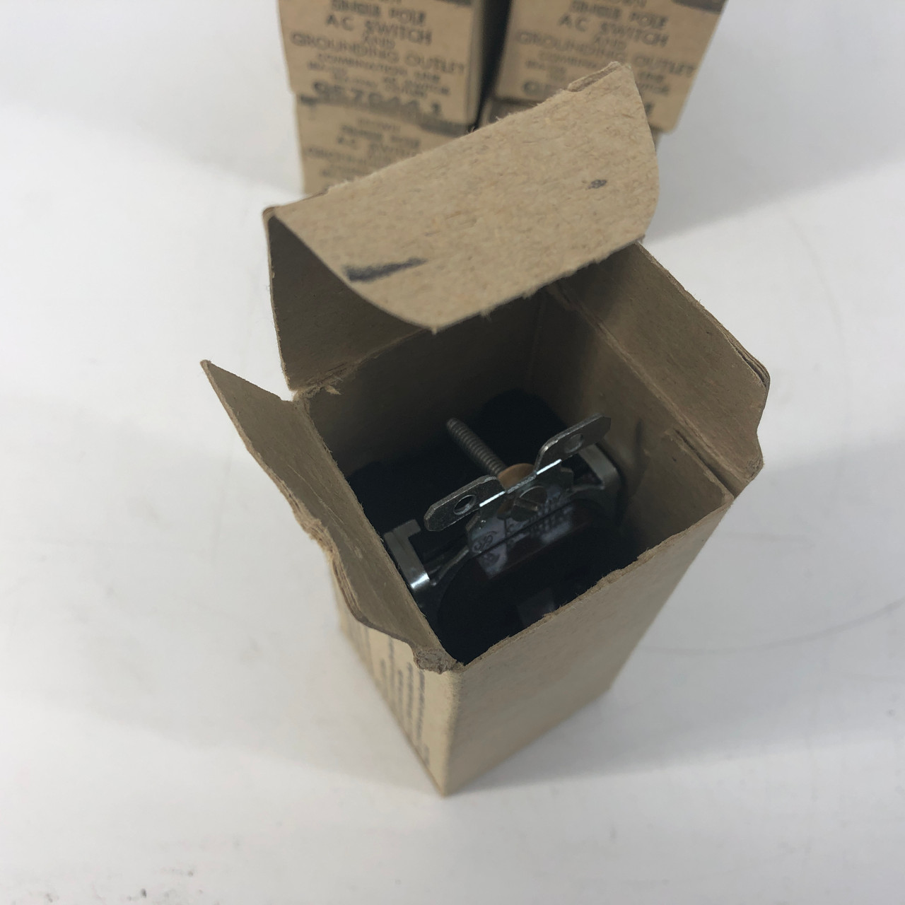 GE Grounded Outlet GE76441 Single Pole 15Amp New QTY 7