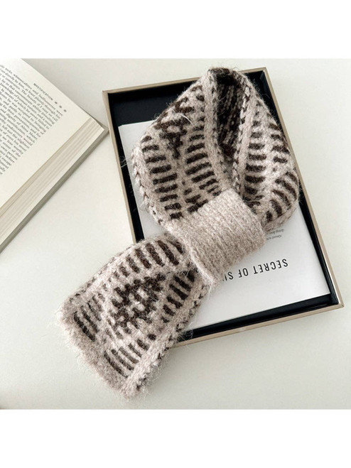 Scarvii - Two-Tone Knitted Scarf with Slip-Through Design, Beige