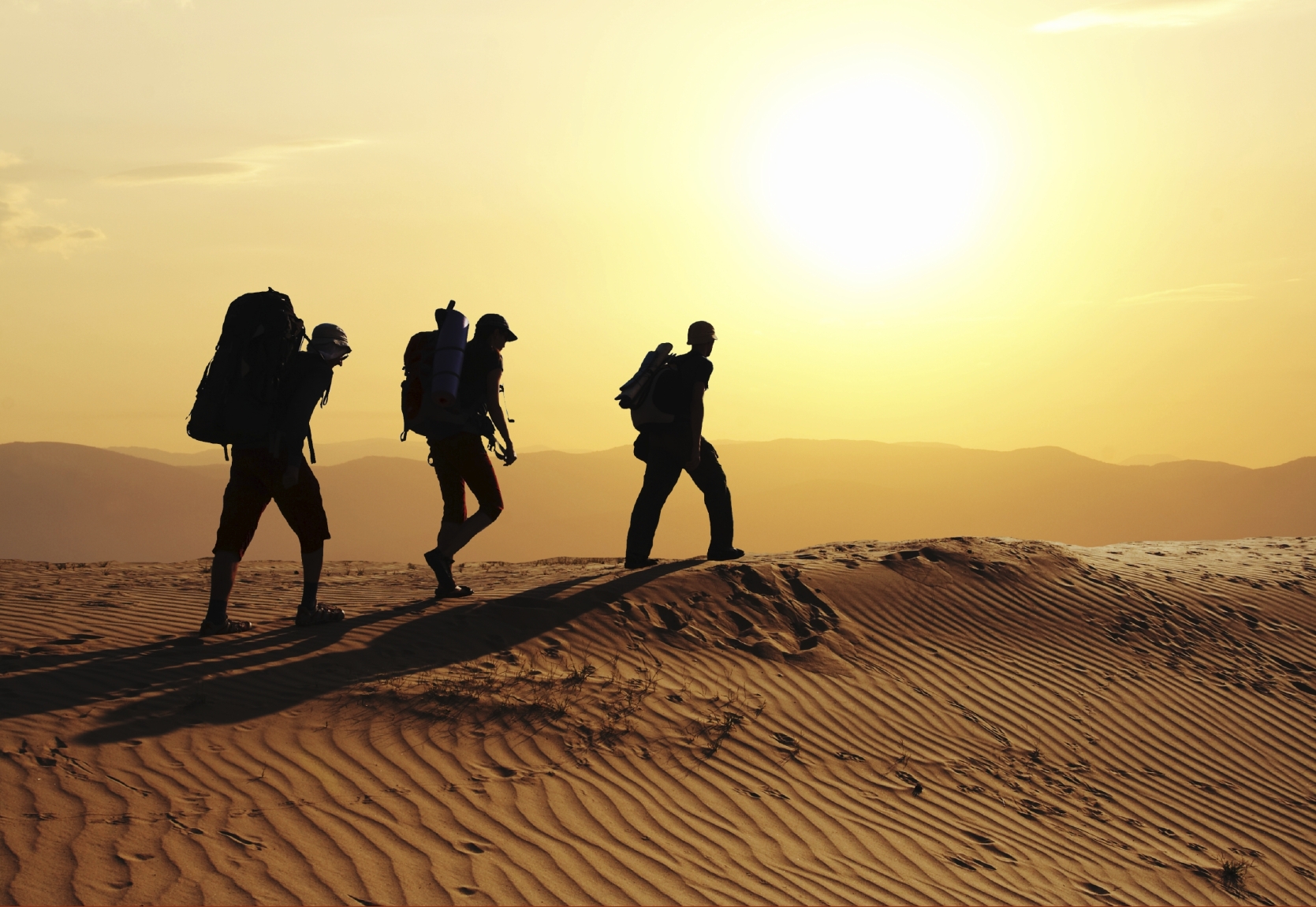 Basic equipment that experts recommend for adventure travel 