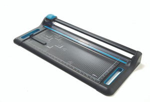 CW Office Avery Precision Trimmer A2 Cutting Length 640mm Black/Teal P640, black and teal paper trimmer with a long cutting blade and adjustable paper guides.