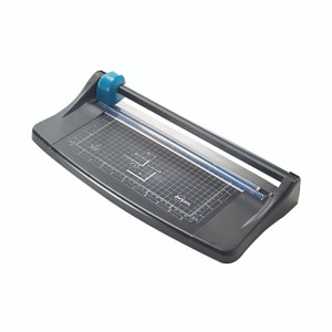 CW Office Avery Photopaper Trm 5SHT Cap TR002, photo of a paper trimmer with cutting blade, clear grid markings, and black base for precise paper cutting.