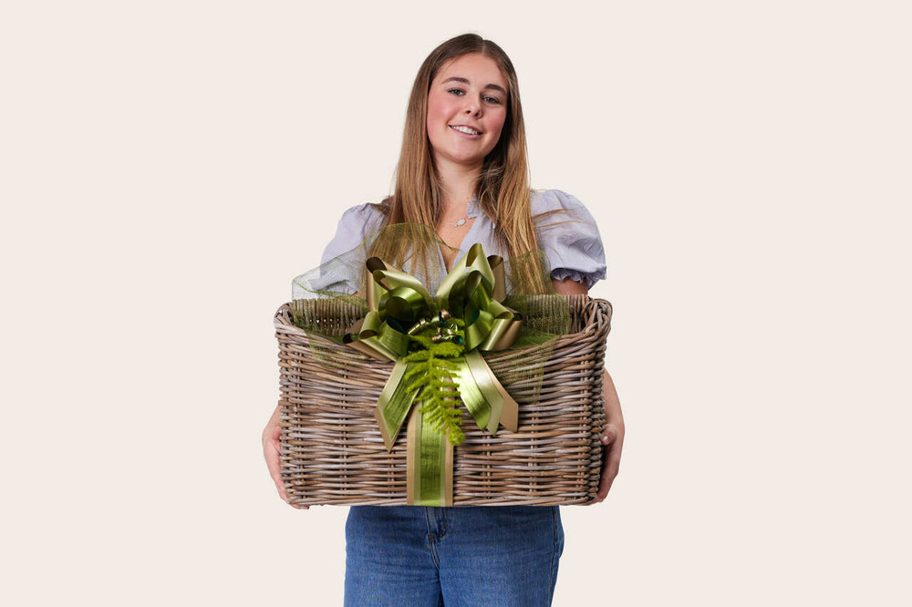 Traditional Hamper; New Zealand preium Food; NZ Hamper; NZ Basket; Christmas Hamper; Xmas Hamper; Thank you Hamper, Sharing Hamper; Deluxe Food; Luxury Gift Basket; Luxury Gift Box