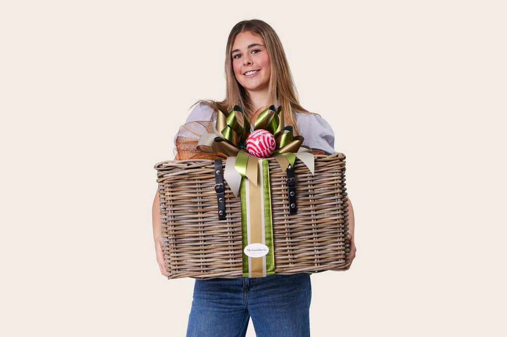Deluxe Hampers; Premium Hampers; Quality Rattan Baskets; Top End Gift Baskets; Hampers; Fortune & Maison; Ultimate Hampers; quality gifts; Luxury Hampers; best Gift Hampers; Top Gift Basket; Bollinger; Gin; Champagne; French Champagne; Top End; Top Quality; Largest gift hamper; Heritage; Traditional Hamper