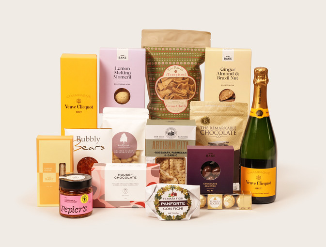 Supreme Deluxe Gift Basket; Luxury Gift Basket; Picnic Hamper; Xmas Hamper; Deluxe Hampers; Premium Hampers; Quality Rattan Baskets; Top champagne gifts, veuve champagne