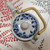 Tekanna av keramik med sil och löstagbart handtag i trä - Vit med blå blommor - ca 0.8L