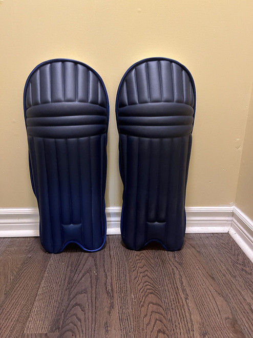 Ambidextrous (twin wing) design for right or left hand player
Lightweight, moulded, anti bounce high density foam protection.